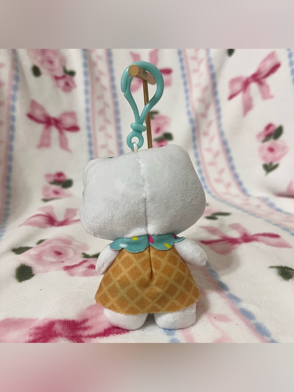 Hello Kitty plush keychain - Picture 2 of 2